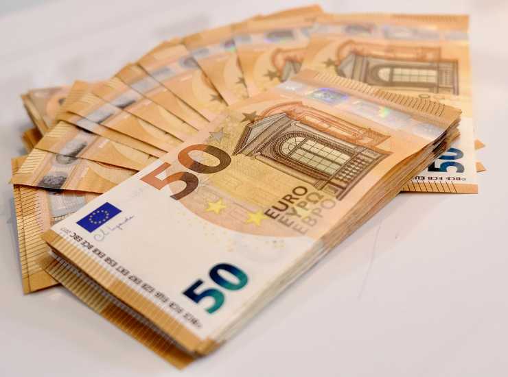 Le bollette te le paga il datore di lavoro - Giornalepop.it (Fonte foto Canva)