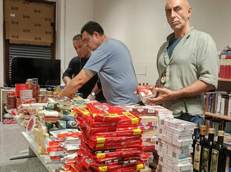 La merce sequestrata dal "mercato" di Via Severini - Giornalepop.it