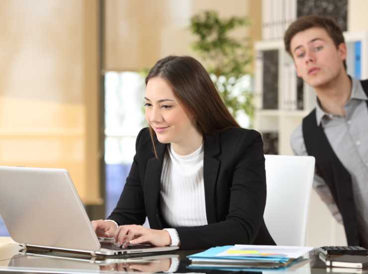Spiare i colleghi a lavoro è legale - Giornalepop.it (Fonte foto Canva)