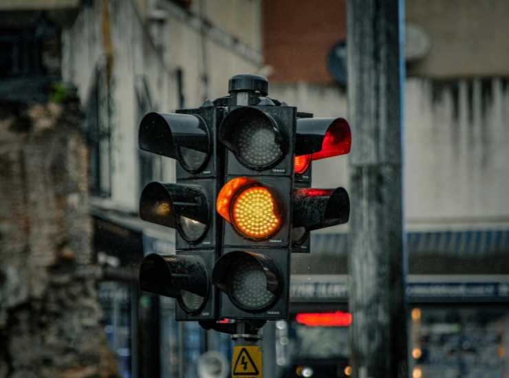 Semaforo forze dell'ordine possono passare con il rosso - Giornalepop.it (Fonte foto Canva)