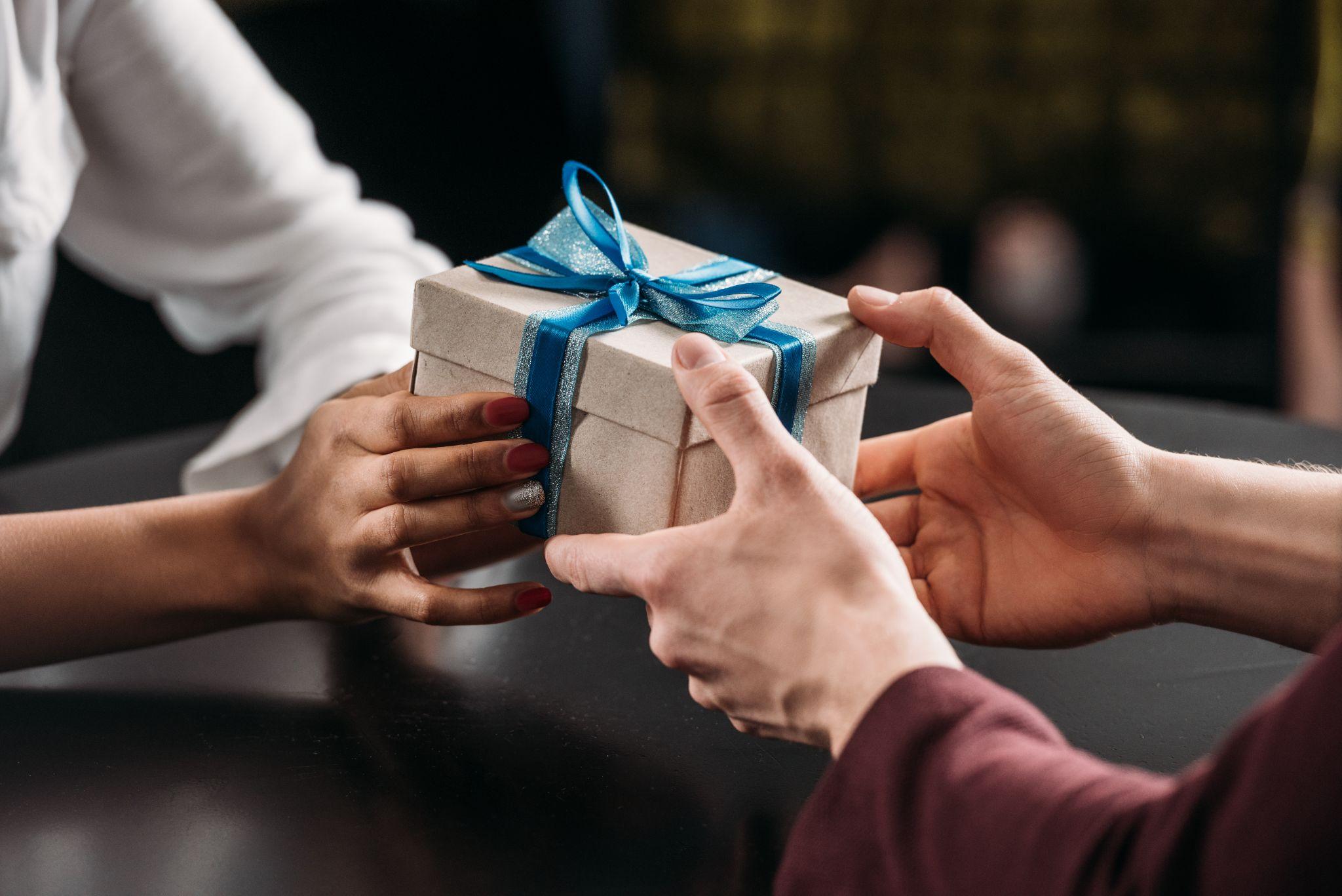 Offers received. Вручение подарка. Дарение подарков. Подарок в руках. Вручает подарок.