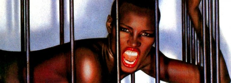 STRYX, SCANDALO PER LE TETTE DIABOLICHE IN TV