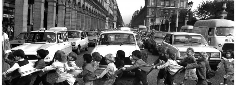 GUIDARE TRA I CARTELLI VINTAGE