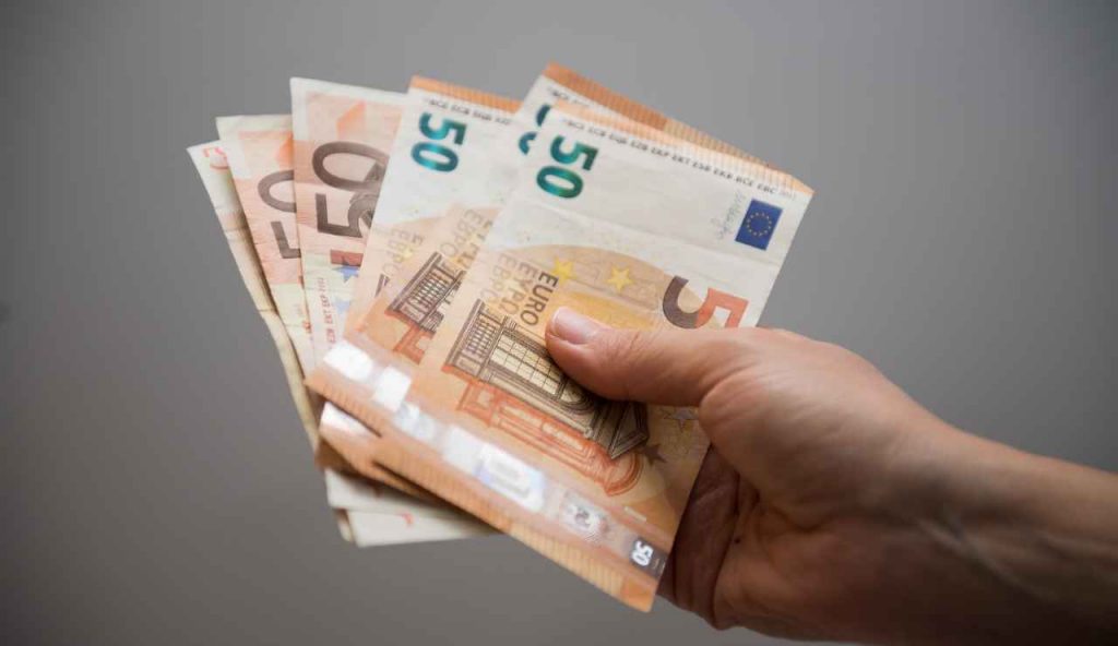 1500 euro per stare al pc richiedili subito - Giornalepop.it (Fonte Foto Canva)