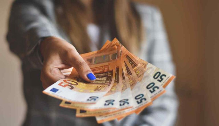 Bonifici bloccati a ottobre non arriveranno i pagamenti - Giornalepop.it (Fonte Foto Canva)