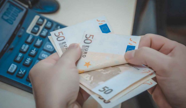 Bonus ultima chiamata Agenzia dell'Entrate - Giornalepop.it (Fonte Foto Canva)