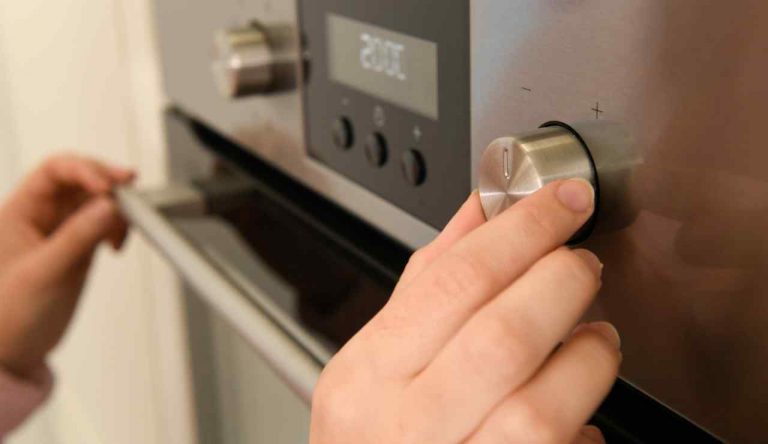 Con questa funzione il forno costa 150 euro meno - Giornalepop.it (Fonte Foto Canva)