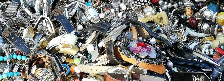 I MERCATINI DELLE PULCI COME ANTIDOTO ALLA VANITÀ