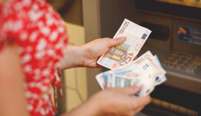 Impossibile prelevare denaro scatta l'allarme - Giornalepop.it (Fonte Foto Canva)