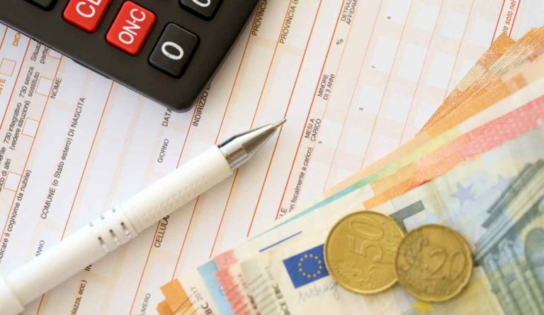 Le bollette te le paga il datore di lavoro - Giornalepop.it (Fonte foto Canva)