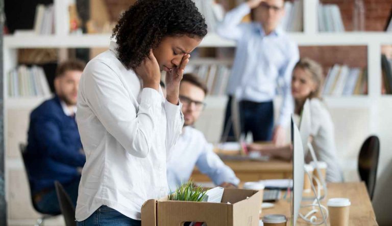 Permessi lavoro malattia aboliti rischi il licenziamento - Giornalepop.it (Fonte Foto Canva)