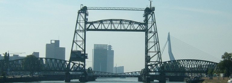 LO YACHT DI JEFF BEZOS E IL PONTE STORICO