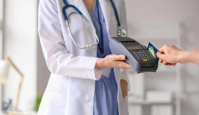 Scandalo sanità in Italia cittadini sotto shock - Giornalepop.it (Fonte Foto Canva)