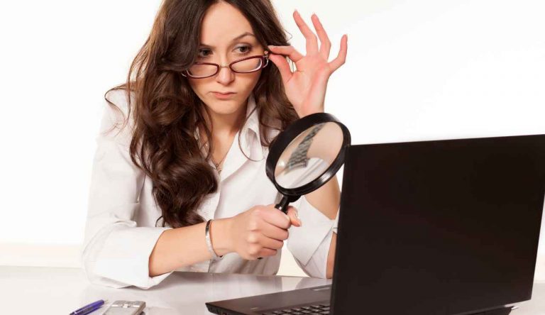 Spiare i colleghi a lavoro è legale - Giornalepop.it (Fonte foto Canva)