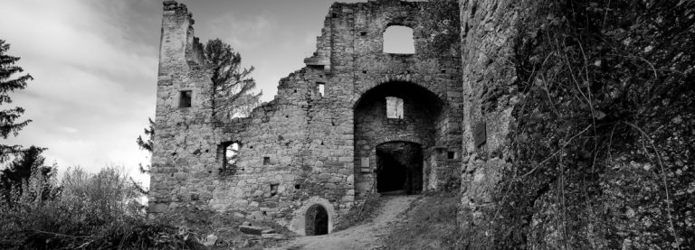 SOPRAVVISSUTO 8 ANNI SOTTO LE MACERIE