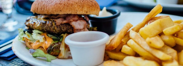 BRUCIORE DI STOMACO: 5 BUONE ABITUDINI A TAVOLA