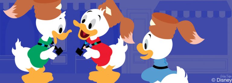 LE GIOVANI MARMOTTE NASCONO DA UN CARTONE ANIMATO