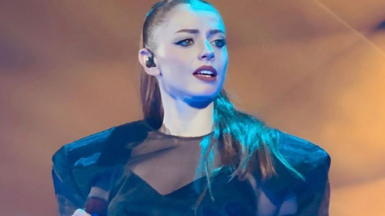 Non solo Annalisa: anche la sua grande amica non va a Sanremo | Ha già informato Carlo Conti