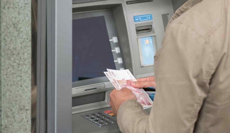 Bancomat malfunzionamenti cittadini privati dei soldi - Giornalepop.it (Fonte foto Canva)