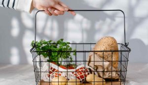 Cestino della spesa metodo di Cappuccetto rosso - Giornalepop.it (Fonte foto Canva)