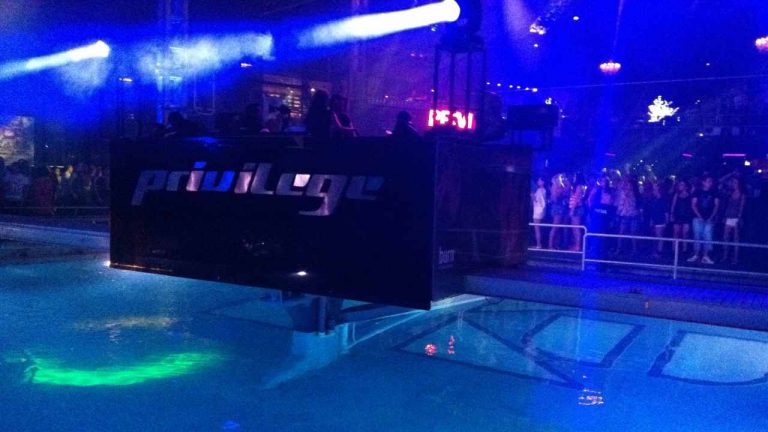 Discoteche vietate agli uomini: entra in vigore la nuova normativa | Potranno ballare solo in casa loro