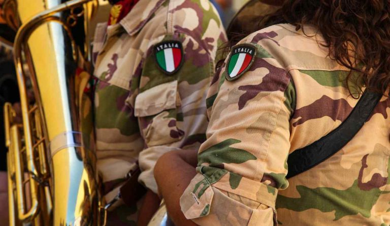 Italiani chiamati alla guerra si scende in campo con le armi - Giornalepop.it (Fonte foto Canva)