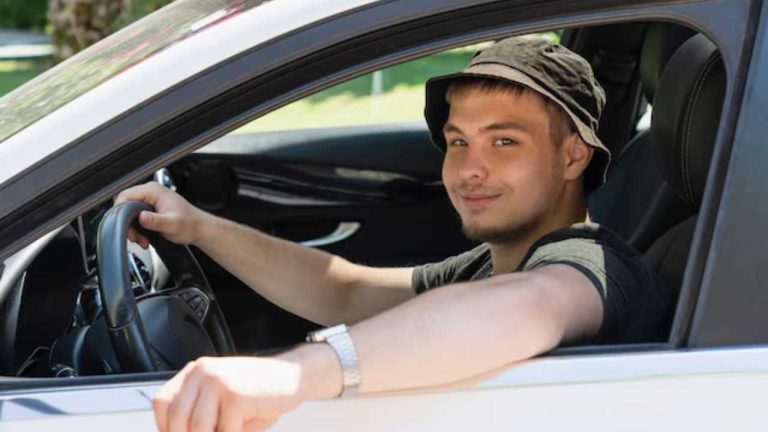 Nuovo limite per i neopatentati: possono guidare solo con i genitori | Scordati le nottate in discoteca