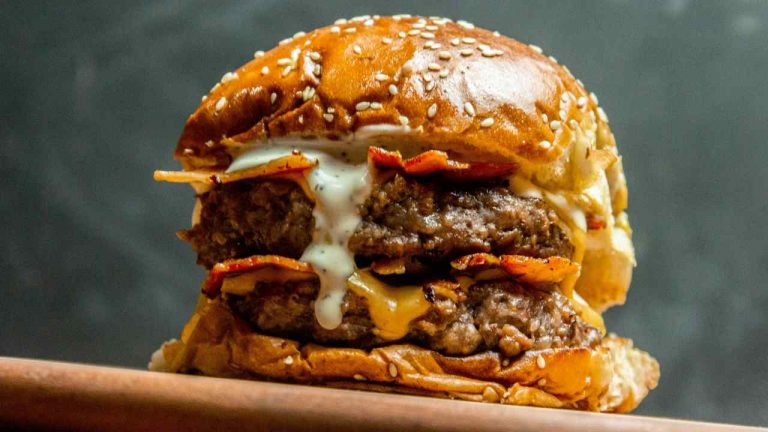 Diagnosi terminata, È SALMONELLA: colpa di un panino con l’hamburger | La prossima volta prendi una pizza