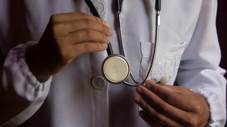 Con la terza media guadagni più di un medico: il lavoro che fa ricchi i dipendenti | Ricerca enorme di personale