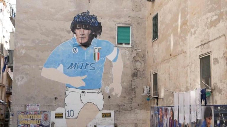 Il comune chiama gli imbianchini: ricoperto lo storico murale di Maradona | Si spezza l’anima di Napoli