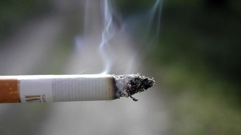 Con una sigaretta finisci in galera: la nuova legge destabilizza i fumatori | È DIVENTATO REATO