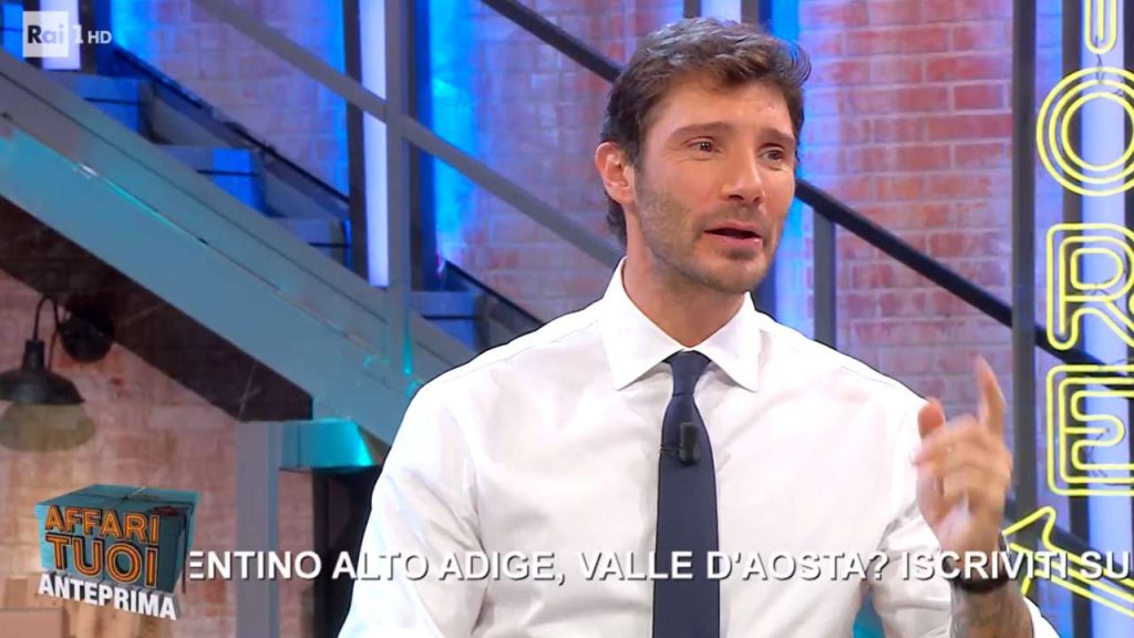 Stefano De Martino ad Affari Tuoi - giornalepop.it - 20251028
