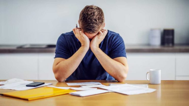 A poco a poco ci stanno affossando: nuova mazzata in bolletta | 47€ in più l’anno