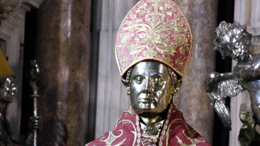 Napoli cambia il patrono: addio allo storico San Gennaro | La Chiesa ha accettato la richiesta